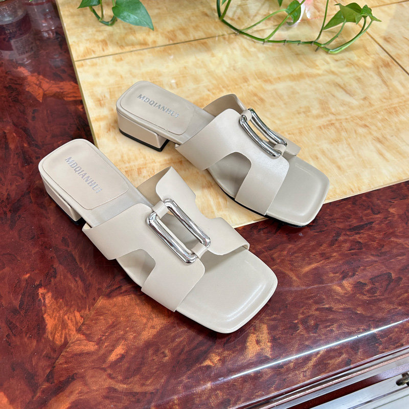 美黛千慧夏新款时尚拖鞋女外穿2024百搭休闲时装拖金属装饰30-87