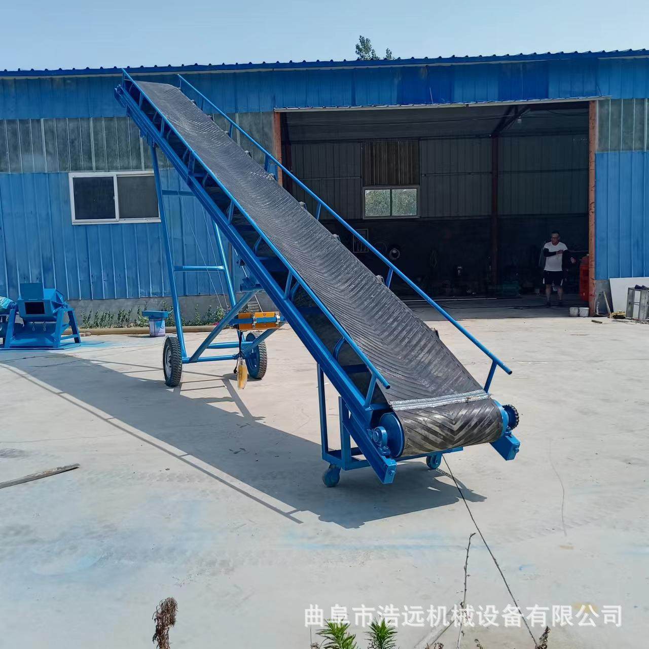 临沂陶瓷运输pvc皮带输送机混凝土石头尼龙橡胶传送带上料机