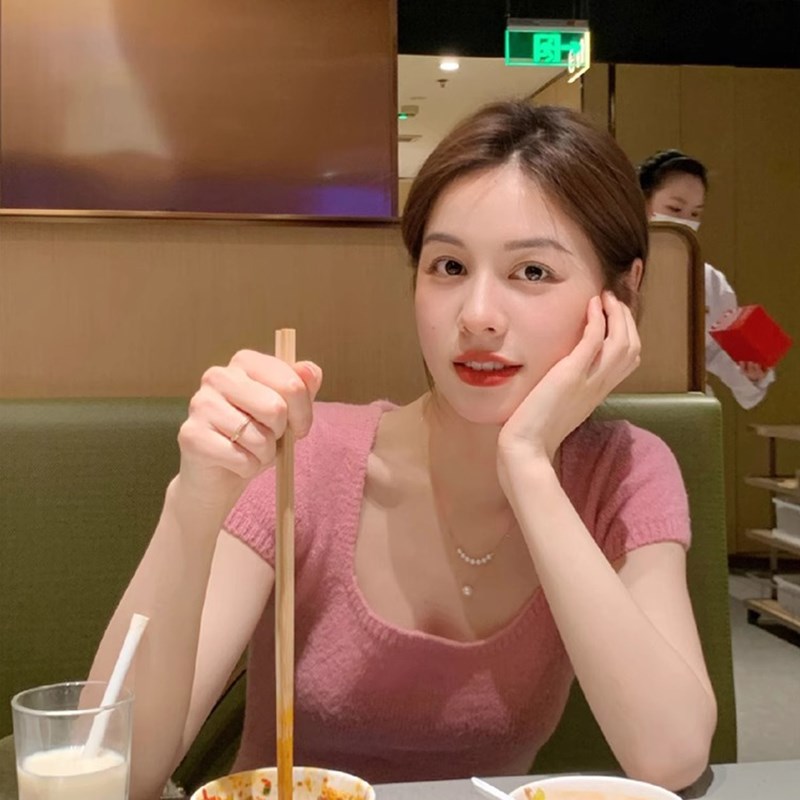 速发粉色温柔风正锁骨针织T恤夏季小高气质众级感露肩短款上衣
