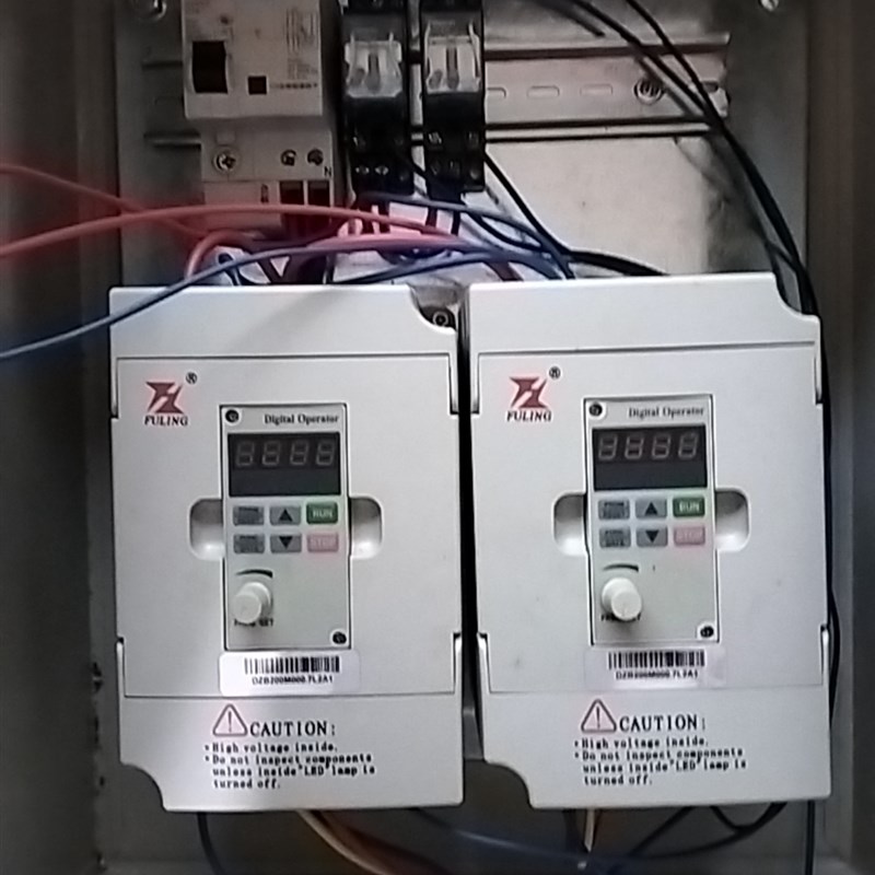 议价220V0.75KW变频器2台+控制柜一个