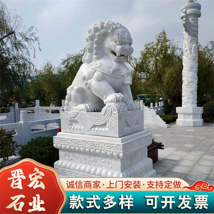 公园景区门口成对石狮子雕塑