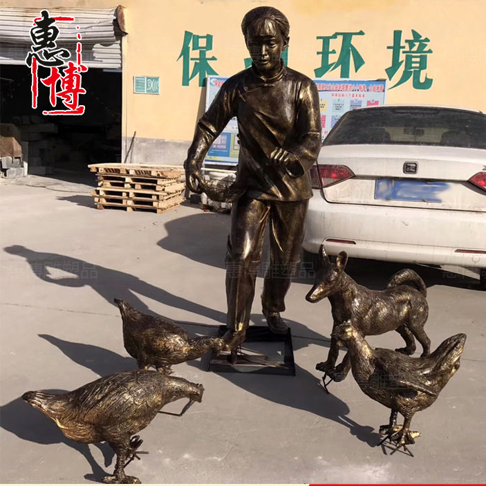 广场人物雕塑传统老人喂鸡民俗风情步行街道摆件景观铸铜人物雕塑