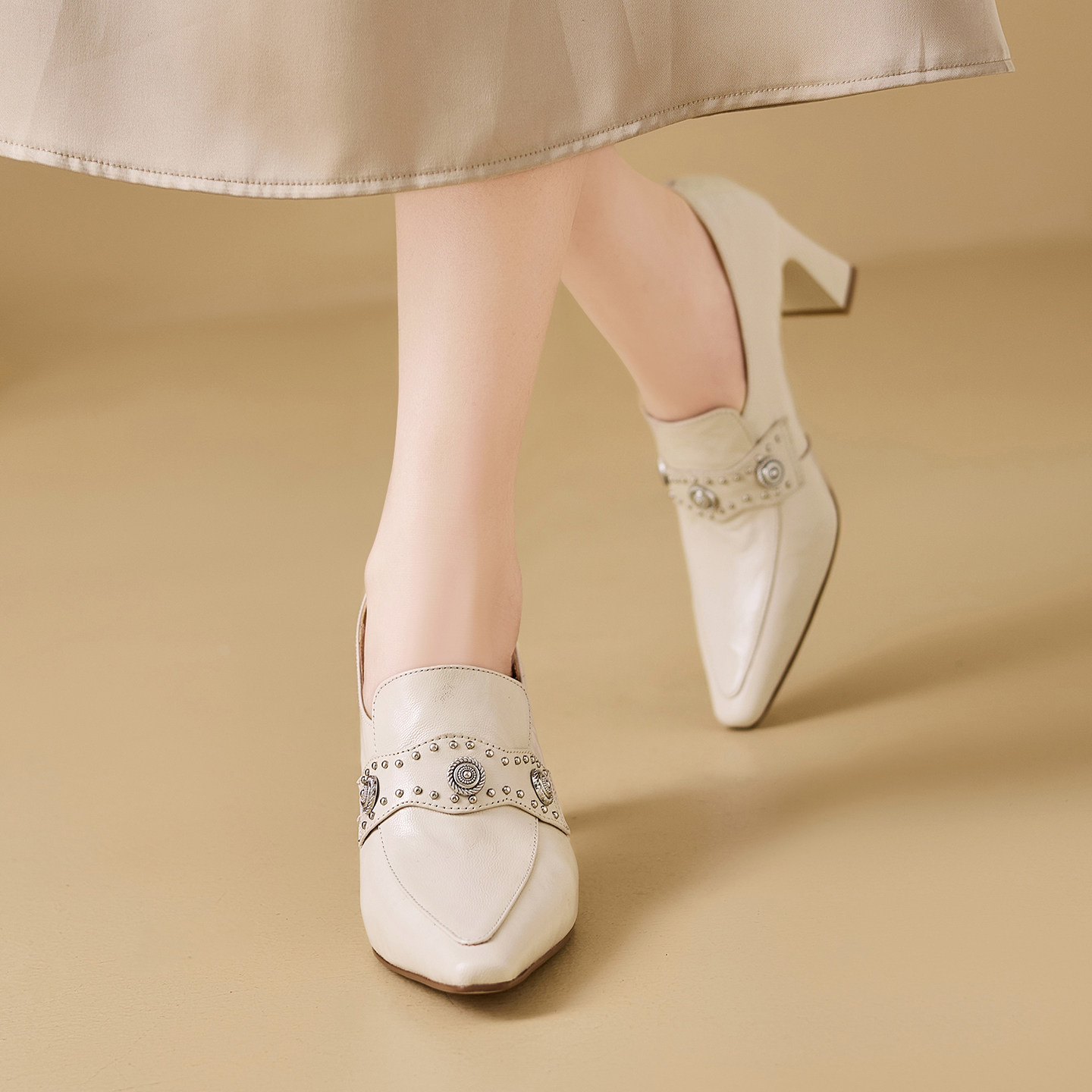 7cm优雅尖头粗跟深口单鞋女百搭纯色英伦风套脚铆钉羊皮高跟皮鞋