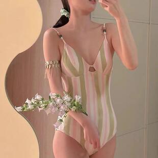 泳衣女撞色条纹三角连体吊带保守显瘦遮肚小胸甜美可爱纯欲风温泉