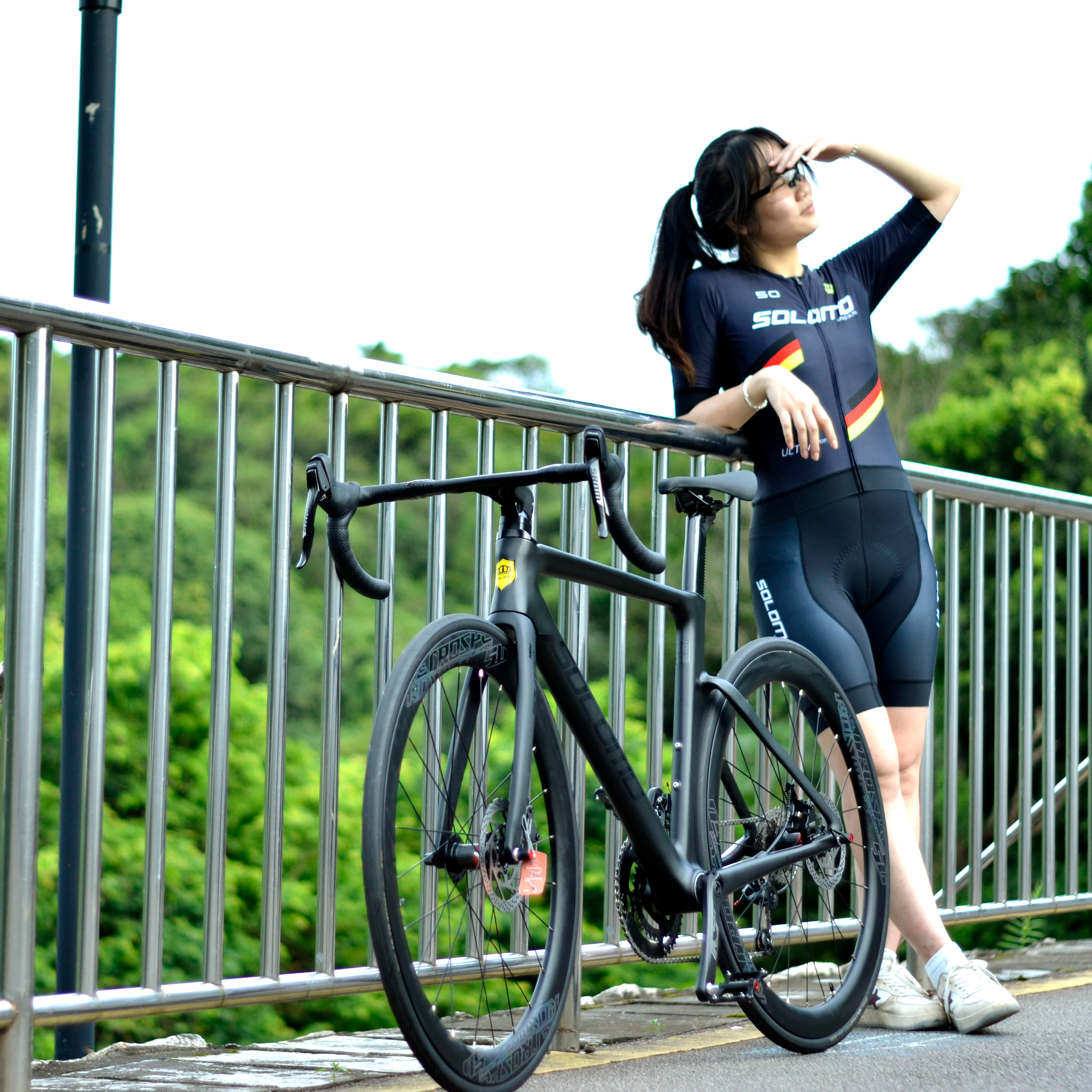 索罗门公路自行车入门级超轻碳纤维22速碟刹新款一体破风公路车