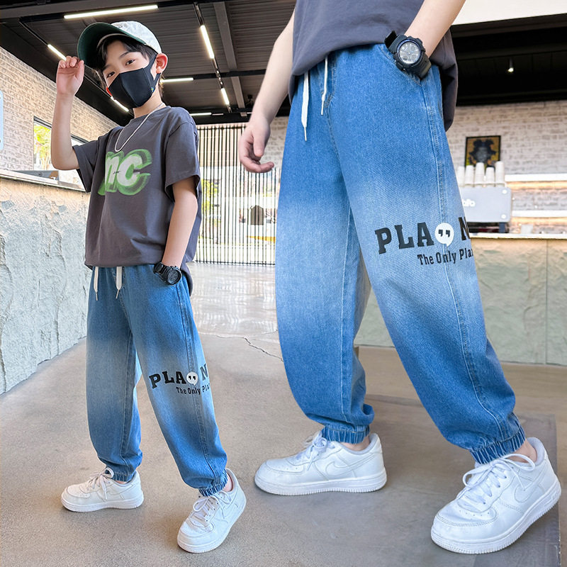 Z928早阳童2023春夏季新款中大童轻薄透气时髦字母牛渐变仔裤男童