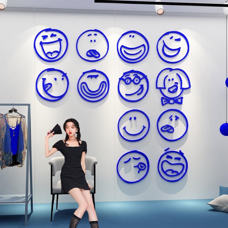 网红打卡克莱因蓝造景女服装店表情墙面饰多巴胺公仔橱窗氛围布置