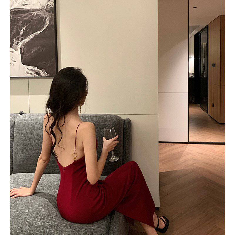 速发酒红色丝绒吊带连衣裙赫本风生日裙子高级感包臀裙紧身性感礼