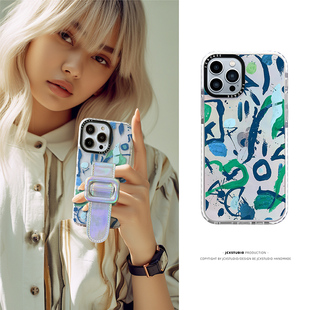 抽象笔触皮腕带苹果15手机壳适用iphone16plus镭射支架17promax玫红扣13P性感潮牌气质女款14PRO全包12防摔11