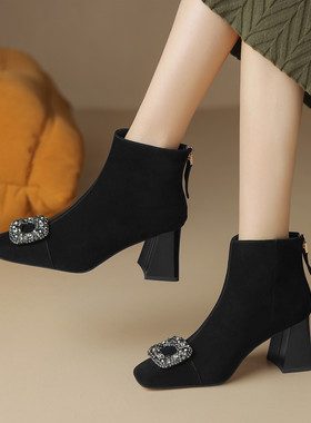 星期六2026年新款黑色气质短靴加绒保暖女靴水钻尖头高跟鞋短筒靴