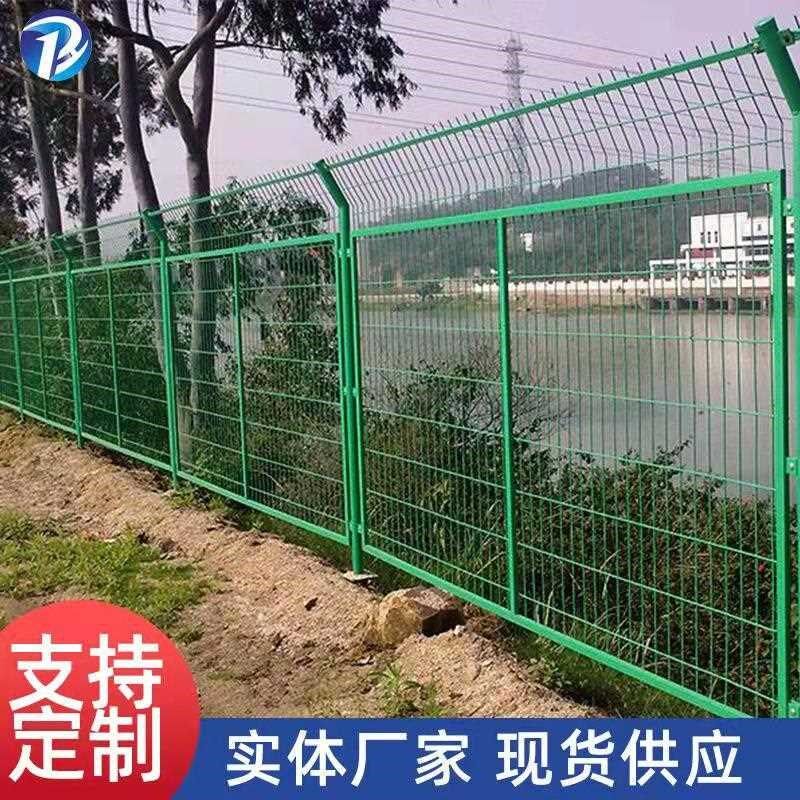 热销铁路框架护栏网 光伏河道防护网围栏 浸塑低T碳铁丝网工厂现