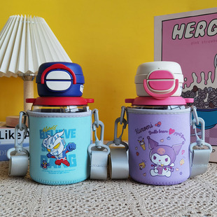 杯具熊儿童学生水杯套680ml塑料杯保护套水壶套斜挎杯子套袋防摔