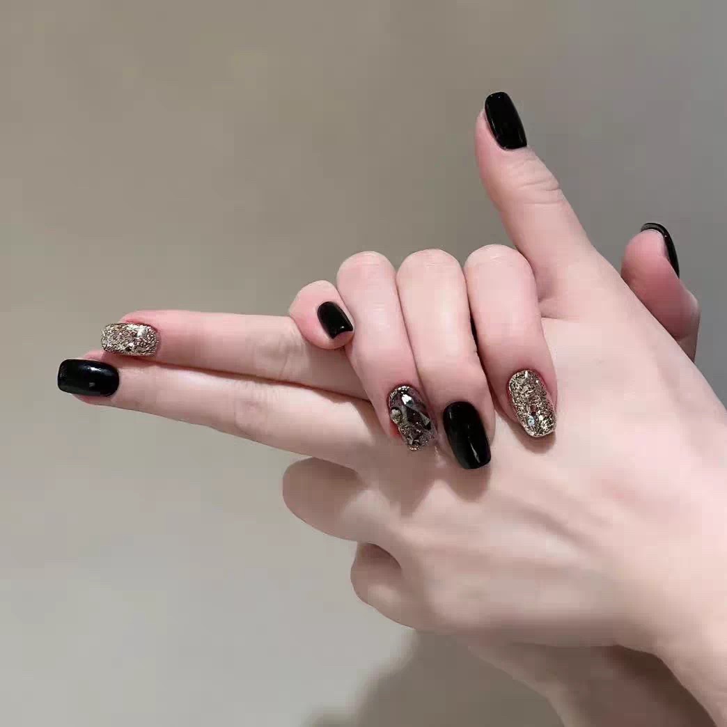 暗黑跳色亮片贴钻短款穿戴甲千禧辣妹甜酷纯手工秋冬显白美甲