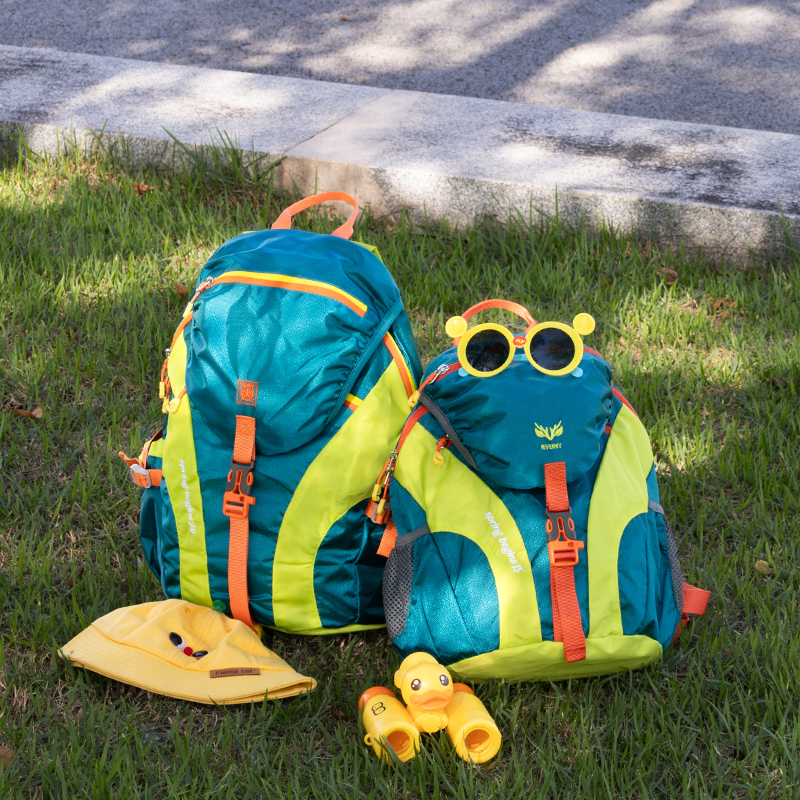 户外儿童轻便旅行背包男孩双肩包