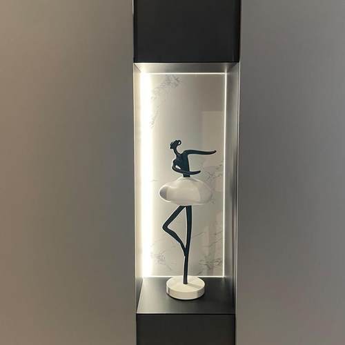 轻奢风现代高级感艺术抽象人物摆件样板房客厅玄关电视柜落地饰品