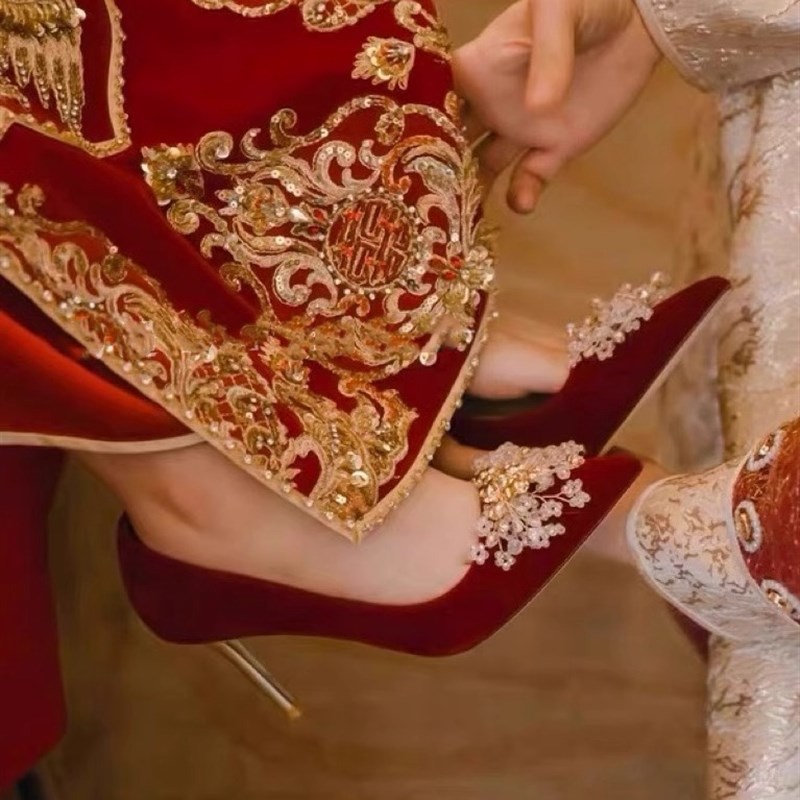 新品不累脚红色结k婚鞋女2026新款中式配秀禾服的新娘鞋订婚敬酒图片