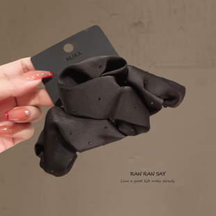 韩系高级感缎面发夹烫钻褶皱云朵抓夹女2025新款大号鲨鱼夹子头饰