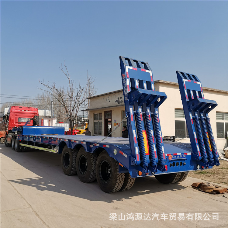 勾机板拖车 爬梯低平板半挂车出口价格及载重