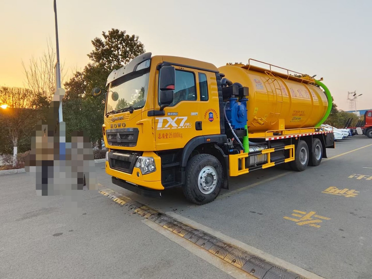 重汽后八轮大型清洗吸污车