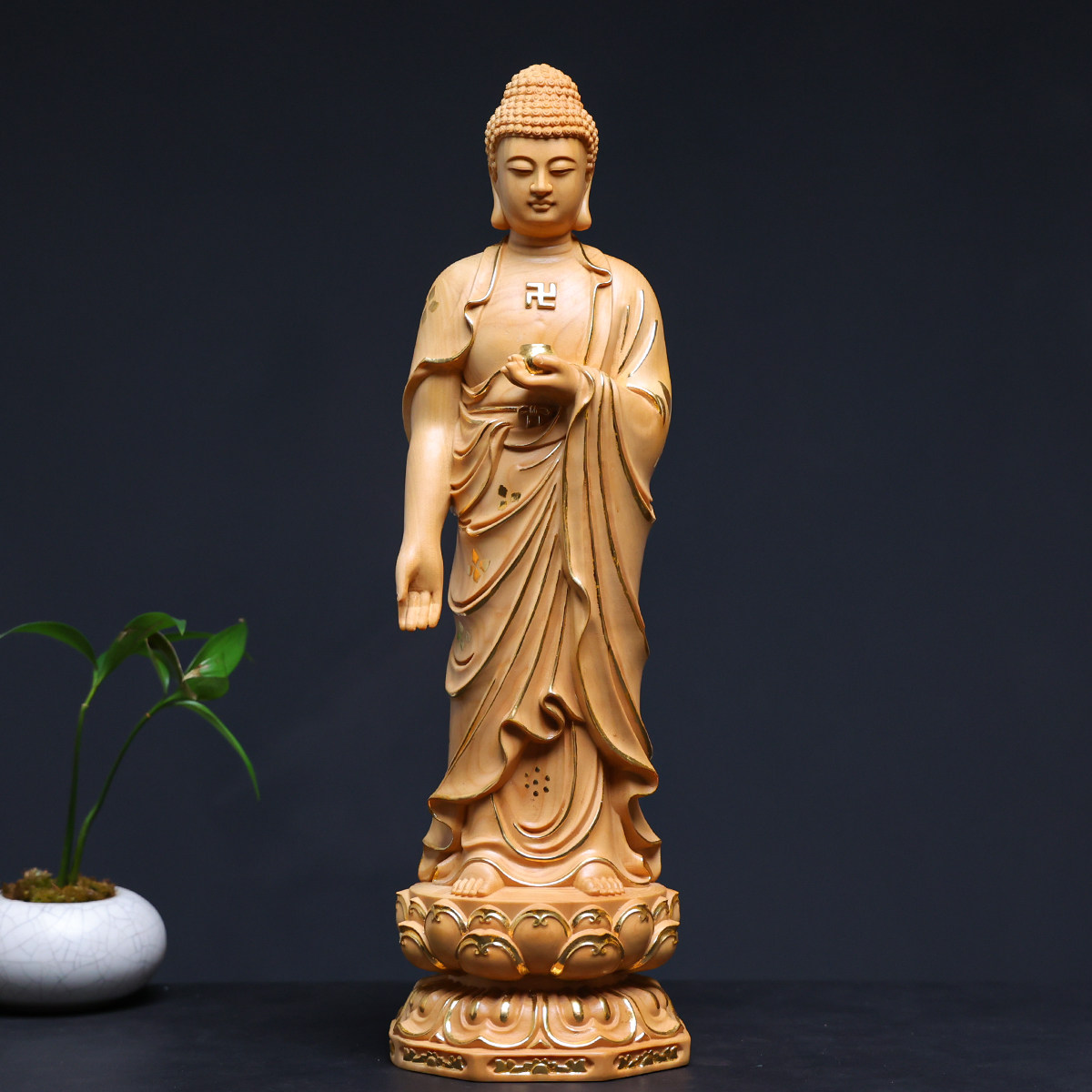 小叶黄杨木描金释迦牟尼佛摆件