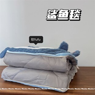 可爱鲨鱼抱枕被子两用办公室午睡小枕头车载毯子汽车内车用折叠冬