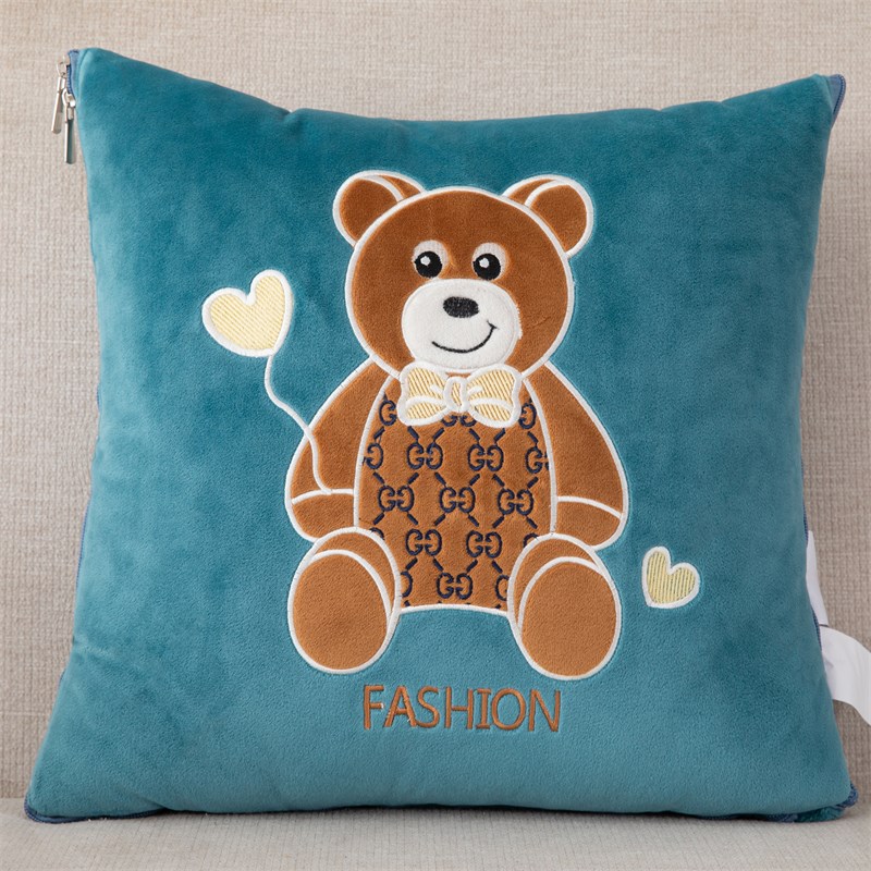 多功能二合一抱枕被子两用婴儿绒高端贴布绣保暖加V厚午睡毯靠枕