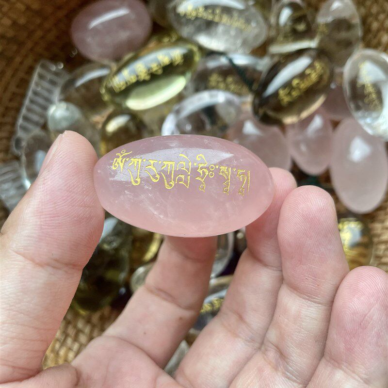 小众高货天然粉水晶白水晶玛尼石结缘六字真言大明咒摆件 观音心