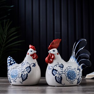 热销生肖鸡摆件新中式鸿s运当头电视柜家居装饰客厅装饰品青花瓷