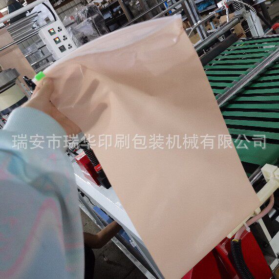 厂家支持定做各种尺寸PE塑料拉链袋制袋机 骨条袋制袋机