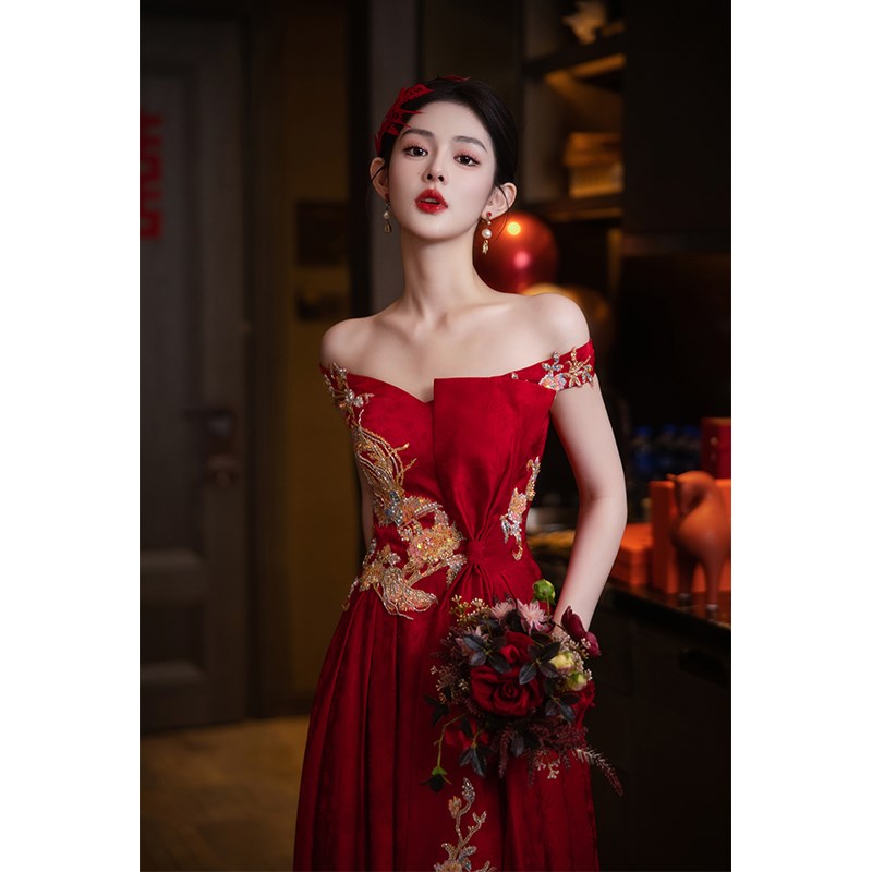 高端轻奢小众一字肩礼服主持人抹胸红色晨袍订P婚新中式新娘敬酒