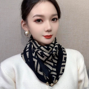 磁吸扣丝巾女士2025新款秋冬高级感三角巾时尚小方巾保暖围脖围巾