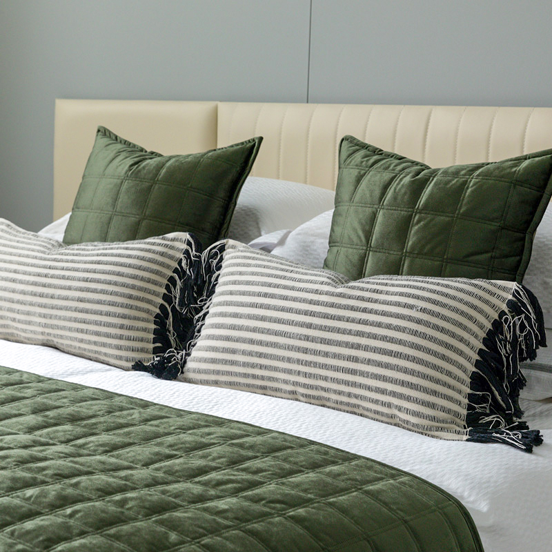 极速现代轻奢床旗抱枕酒店床品套件F丝光绒绗棉格子搭毯绿色靠枕