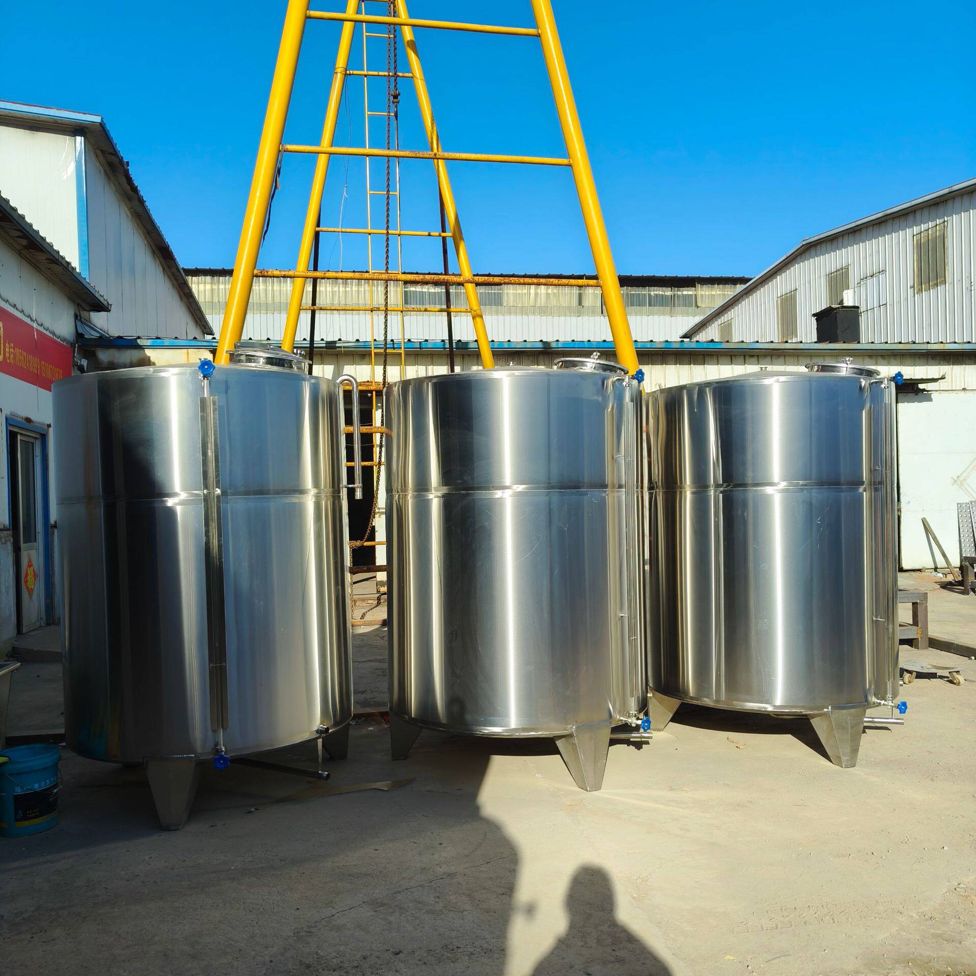 新酒厂制作不锈钢储酒罐锥底平底酒容器10立方液体储存酿酒设备