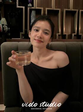 张婧仪同款黑色宽松休闲短袖T恤夏一字斜肩露肩辣妹氛围感上衣女