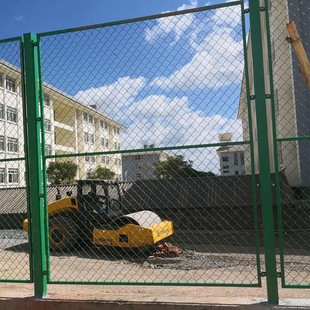 速发昆明体育场隔离围栏篮球足球场防护栏铁丝包塑粗勾花菱片网形