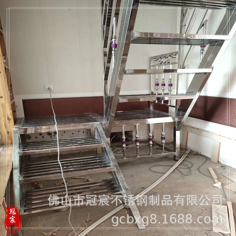 酒店玫瑰金不锈钢旋转楼梯锻打工艺安装实物效果图