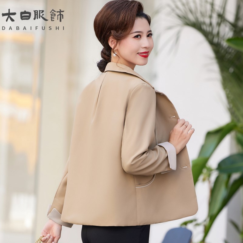 新品中年妈妈秋装外套上衣大码2025新款中老年春T秋风衣女短款高