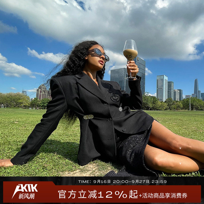AKTK/ANNK 2021新款 小众设计 金属扣收腰垫肩西装外套女图片