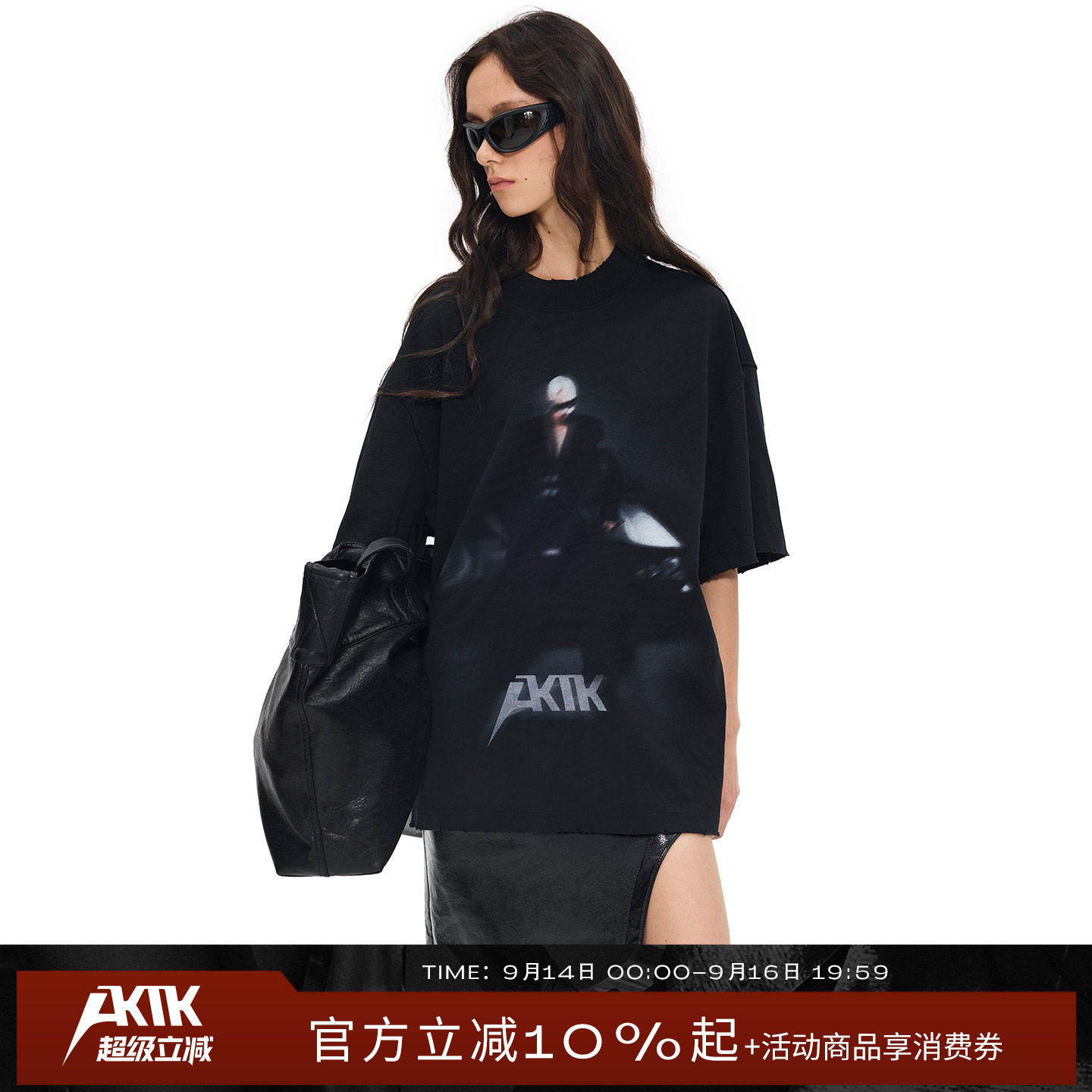 AKTK【云旗同款】方形牌人像晕染休闲宽松圆领黑色短袖T恤女士图片