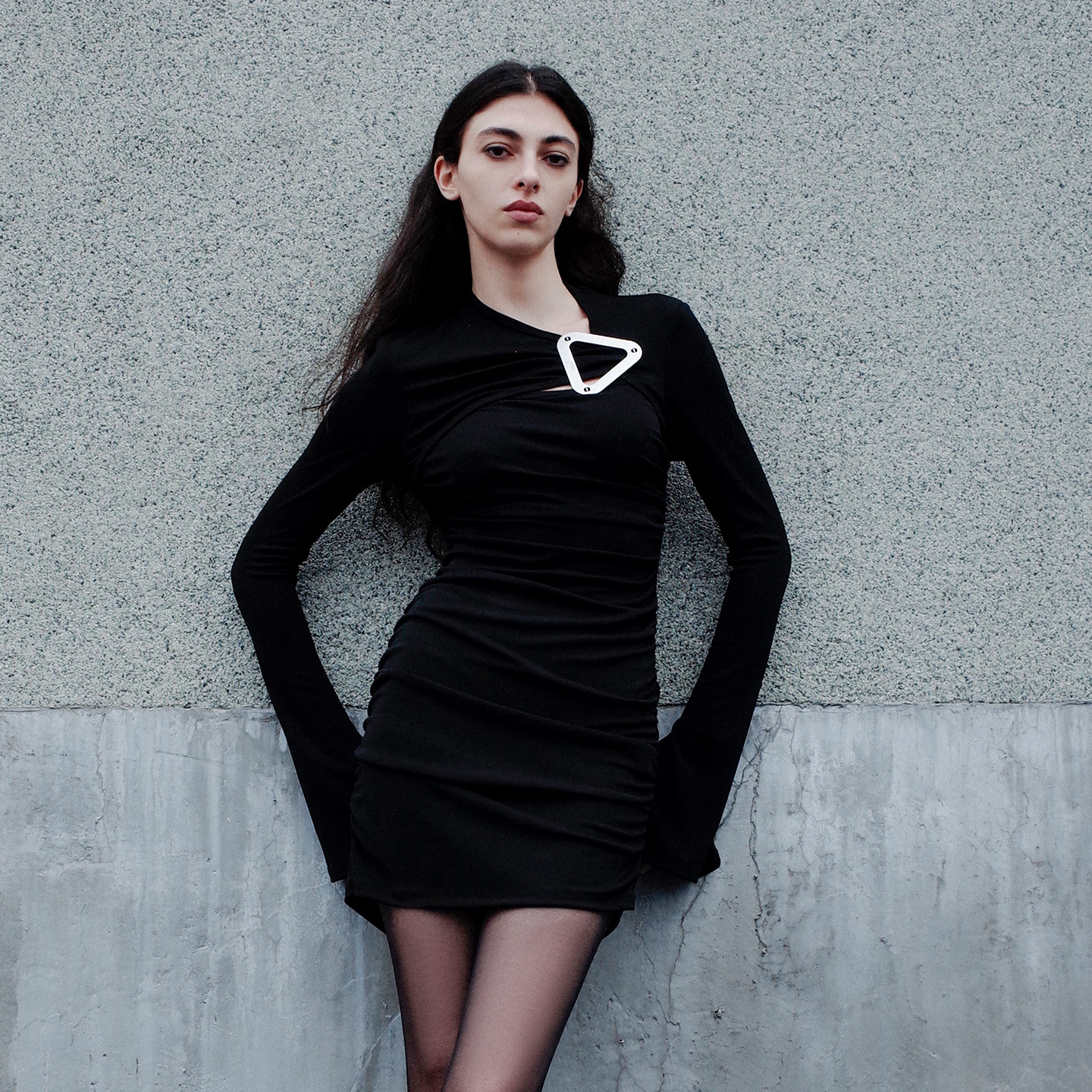 AKTK 【王晓晨明星同款】25秋三角牌解构修身镂空长袖黑色连衣裙