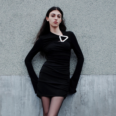 AKTK 【王晓晨明星同款】25秋三角牌解构修身镂空长袖黑色连衣裙