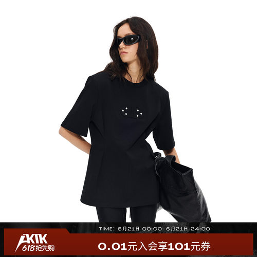 AKTK【徐洁儿/苏尚卿同款】锁扣压印风圆领修身垫肩五分袖T恤女士
