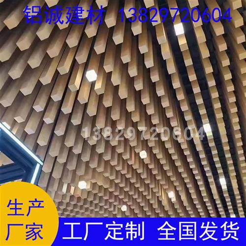 现货速发弧形金形铝方通吊顶木纹墙型槽格栅外g墙幕U装饰铝合异四