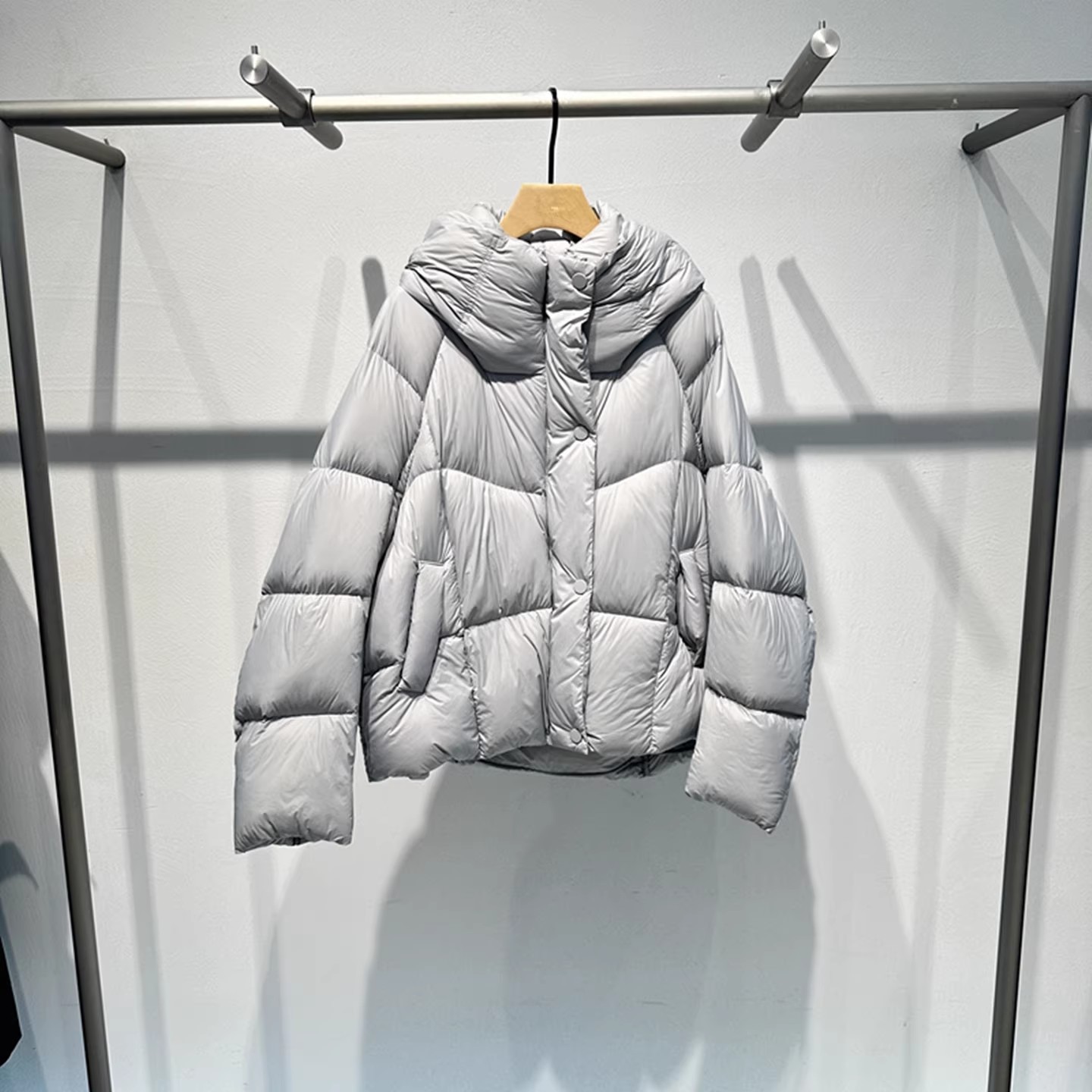 艾诺丝国内代购2025冬季宽松时尚保暖连帽羽绒服外套女装AR004148