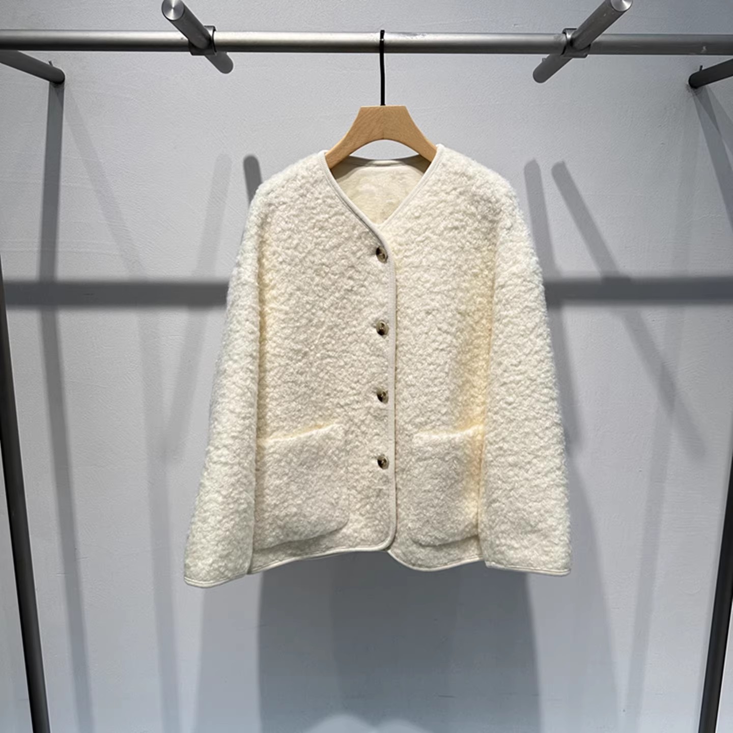 艾诺丝国内代购2025冬季新款宽松纯色羊羔毛时尚短外套女AR104118