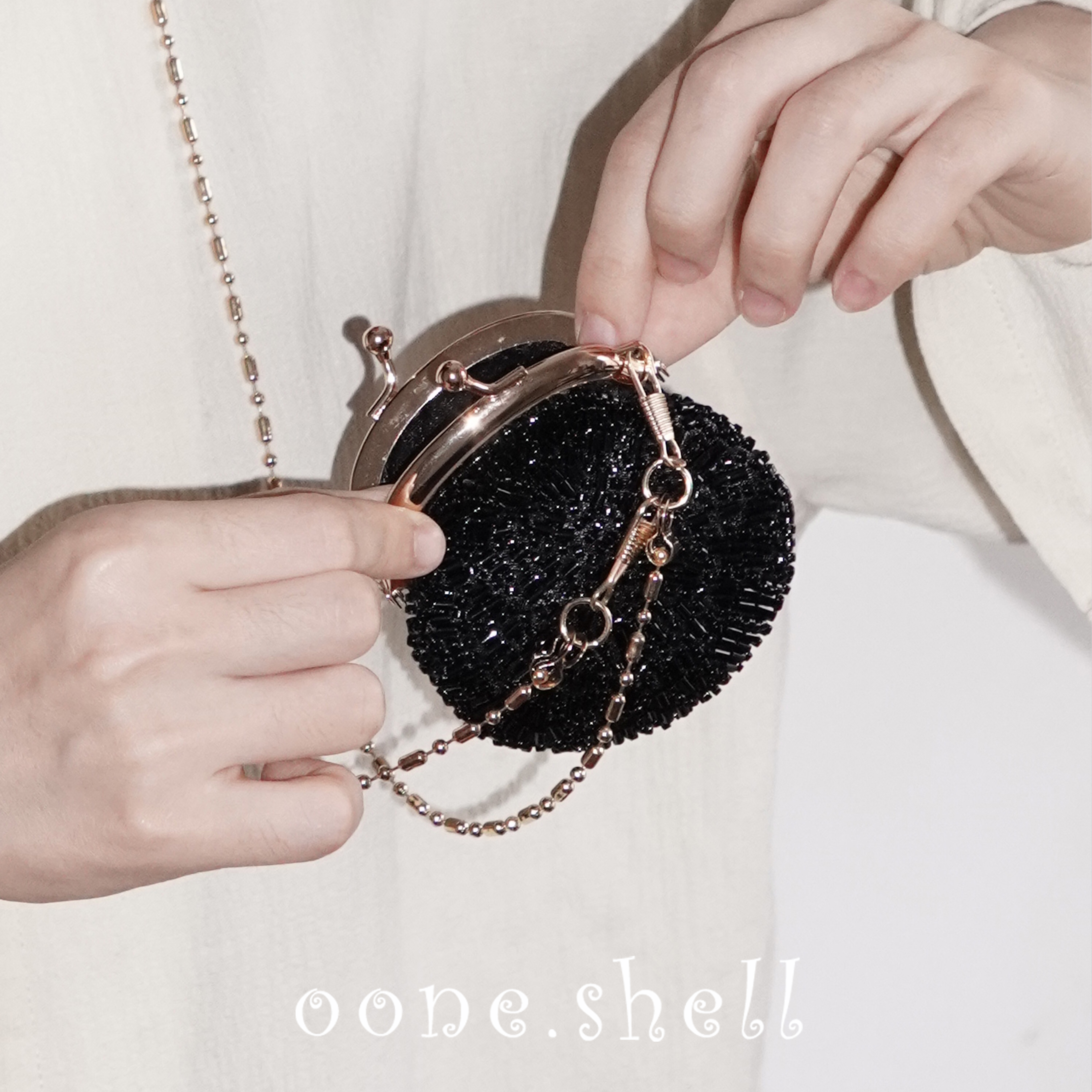 一颗贝壳原创绣珠迷你口金耳机包