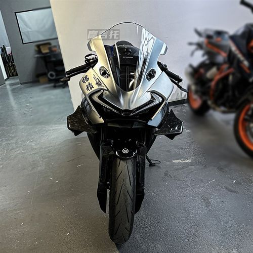 适用春风675SR改装竞技风挡 定风翼 鲨N鱼鳍护板前挡风下唇配件