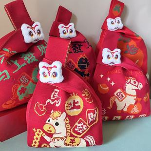 马年新年网红针织手腕包礼品袋喜庆伴手礼2026年春节福袋伴手礼袋