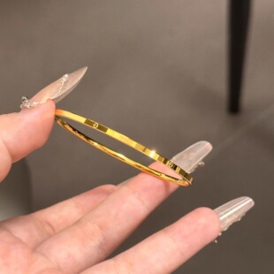 光面圈素圈亮面手镯女钛钢质感古法传承多圈叠戴细款一字沙金镯子