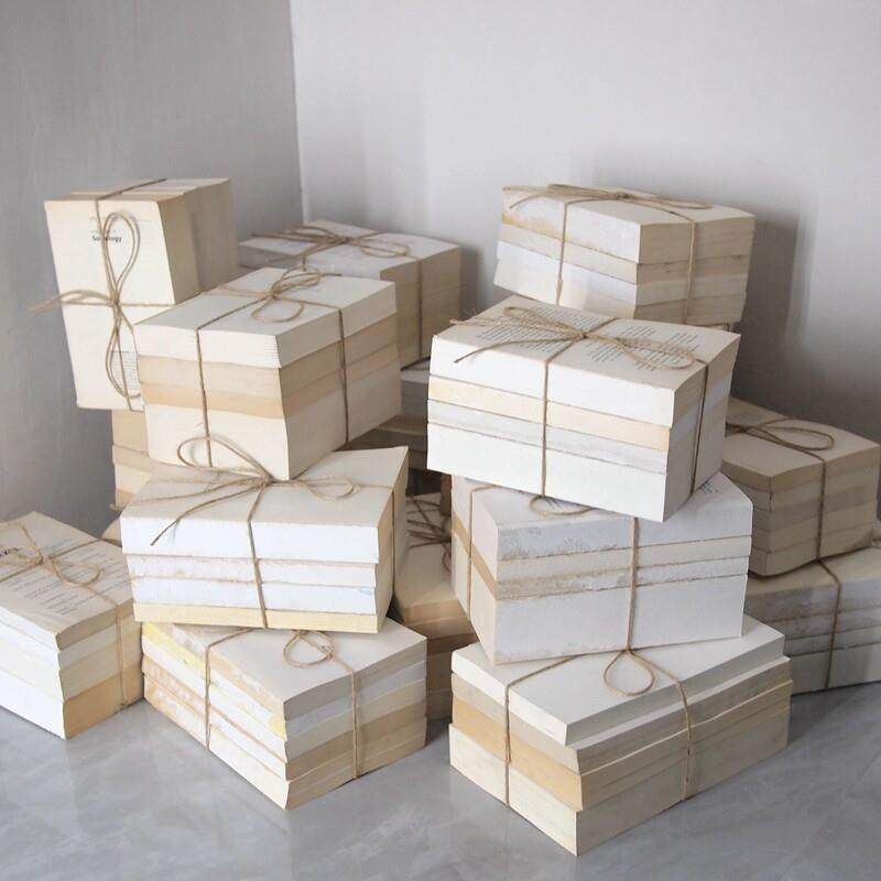 复古装饰旧书捆书卷 泛黄斑驳文艺老旧物 旧时光摄影道具摆件背景,家居饰品,装饰摆件,淘宝优惠券,粉丝福利购,淘宝优惠卷